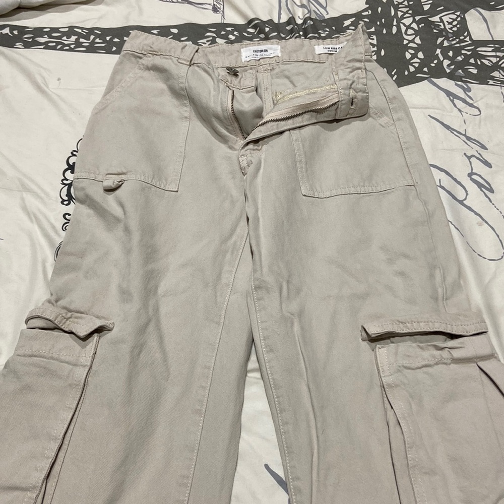 Low rise cargo denim jean